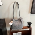 Grand sac cabas en maille grise avec bandoulières noires et pendentif poupée mignon - Gris