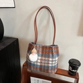 Sac cabas en laine à carreaux marron et bleu avec anses en cuir et charm de poupée - Carreaux Bleus