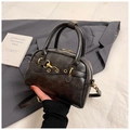 Sac Boston vintage noir chic avec ferrures dorées et texture cuir grainé de litchi - Noir sans Pendentif