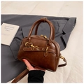Sac Boston vintage marron avec texture litchi et détails dorés sur un costume - Brun Sans Pendentif