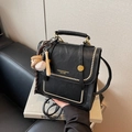 Borsa a tracolla retrò in pelle nera con decoro a sfere dorate e charms sport - Con Ciondolo / Nero