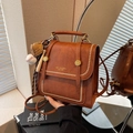 Zaino vintage in pelle marrone da donna con portachiavi baseball in stile retrò classico - Con Ciondolo / Marrone