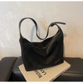 Schwarze Hobo-Tasche aus Wildlederimitat mit verstellbarem Gurt und Metalldetail - Schwarz