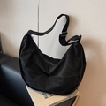 Sac fourre-tout croissant noir minimaliste en daim mat avec boucle argentée réglable - Noir