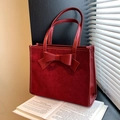 Bolso tote de pana rojo oscuro con un diseño de lazo llamativo y asas sencillas - Burdeos