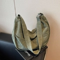 Sac fourre-tout en velours vert foncé avec bandoulière réglable et forme vintage - Vert