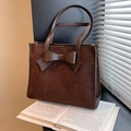 Elegante bolso tote de pana marrón oscuro con lazo de cuero para el estilo de otoño - Marrón