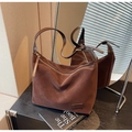 Braune Hobo-Tasche aus Wildlederimitat mit goldenem Reißverschluss und Trageriemen - Kaffeebraun