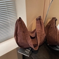 Sac hobo en daim marron avec large bandoulière et poche latérale pratique - Marron