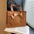 Bolso tote marrón de pana con detalle de lazo de cuero y textura rayada - Marrón