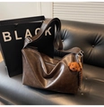 Bolso tote retro marrón oscuro con correa ancha y adorno de osito - Café con Colgante