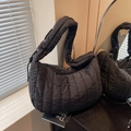 Elegante borsa tote trapuntata nera con coulisse laterale regolabile e manici imbottiti - Nero