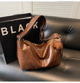 Bolso hobo vintage de cuero marrón oscuro con correa ancha y colgante de cachorro - Marrón con colgante