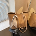 Borsa tote in pelle color cammello con elegante foulard a scacchi sui manici - Cachi