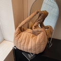 Borsa tote imbottita marrone kaki in nylon lucido con tracolla morbida e trapuntata - Cachi
