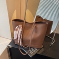 Borsa tote in pelle martellata marrone con foulard di seta decorativo e logo VINTU - caffè