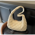Dettaglio borsa a mezzaluna beige con trapuntatura a rombi e tracolla imbottita morbida - Bianco Sporco