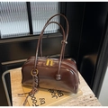Détail du sac à main en cuir brillant marron foncé avec fermetures éclair dorées - Avec Pendentif / café