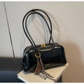 Détail d'un sac bowling en cuir noir avec ferrures dorées et logo imprimé - Avec Pendentif / Noir