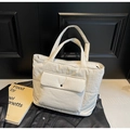 Bolso tote de nailon acolchado beige crema con bolsillo frontal grande y asas largas - Blanco