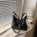 Schwarze Beuteltasche aus Leder mit Knebelverschluss und weichem Fleece-Innenfutter - Schwarz
