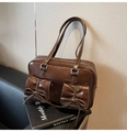 Dettaglio borsa tote marrone caffè in pelle lucida con tasche decorate con fiocco - Marrone