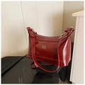 Bolso de hombro minimalista en charol burdeos oscuro con detalle de logo metálico - Rojo