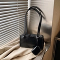 Borsa a tracolla rettangolare in pelle nera lucida con mini portamonete rimovibile e metallo - Nero con ciondolo