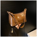 Bolso almohada minimalista en charol marrón con logotipo plateado COIN 2DN y correa - Marrón