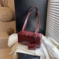 Borsa bowling in pelle bordeaux lucida con ciondolo borsa su una giacca bianca - Rosso con Pendente