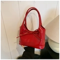 Détail d'un sac à bandoulière rouge brillant en similicuir avec un nœud décoratif fin - Style 2 Rouge