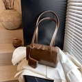 Borsa a tracolla retrò in pelle marrone con piccolo ciondolo portamonete su blazer bianco - Marrone con ciondolo