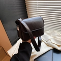 Borsa a tracolla quadrata minimalista caffè scuro in ecopelle vintage con tracolla larga - Nero