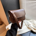 Borsa a tracolla quadrata marrone minimalista con tracolla larga e finitura in ecopelle - Marrone
