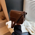 Borsa a tracolla quadrata marrone scuro minimalista con finitura lucida a tinta - Rosso