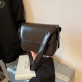Borsa a tracolla quadrata minimalista in pelle cerata caffè scuro con cinturino - Marrone