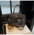 Borsa tote in vernice color cioccolato con cuciture bianche a contrasto e tasche a fiocco - Marrone