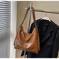 Détail du sac cabas marron rétro avec cuir surpiqué et coutures contrastées blanches - Sans Pendentif / Marron