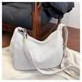 Detalle del bolso tote de pana blanca que muestra la textura de pana y el bolsillo lateral - Talla única / Blanco