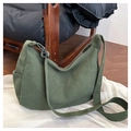 Vista detallada del bolso tote de pana verde que muestra la tela texturizada y el bolsillo - Talla única / Verde