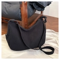 Detalle del bolso tote de pana negra con textura acanalada y diseño en forma de luna - Talla única / Negro