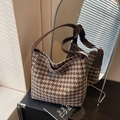 Bruin-blauwe houndstooth plaid tote bag met een brede lederen schouderband - Koffie Hahnentritt