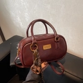 Vintage Boston Tasche in Dunkelburgunder aus Kunstleder mit Herzanhänger-Detail - Weinrot Mit Anhänger