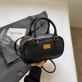 Klassische schwarze Boston Bag aus Leder mit goldenen Beschlägen und modischem Anhänger - Schwarz