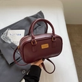 Vintage bordeauxrote Boston-Handtasche mit goldenen Beschlägen und Schultergurt - Burgunderrot