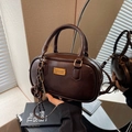 Dunkelbraune Retro-Boston-Tasche aus strukturiertem PU-Leder mit goldenem Markenemblem - Kaffee mit Anhänger