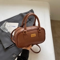 Klassische braune Vintage Boston Tasche mit goldenem Etikett und abnehmbarem Schultergurt - Braun