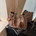 Borsa tote vintage marrone, trama marmorizzata, catena oro e ciondolo a orsetto - Caffè con Ciondolo