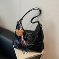 Sac bandoulière demi-lune noir avec coutures blanches et breloque ours en peluche marron - Avec Pendentif / Noir