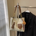 Borsa tote beige a contrasto con cinturini marroni, catena dorata e ciondolo a orsetto - Beige Con Ciondolo